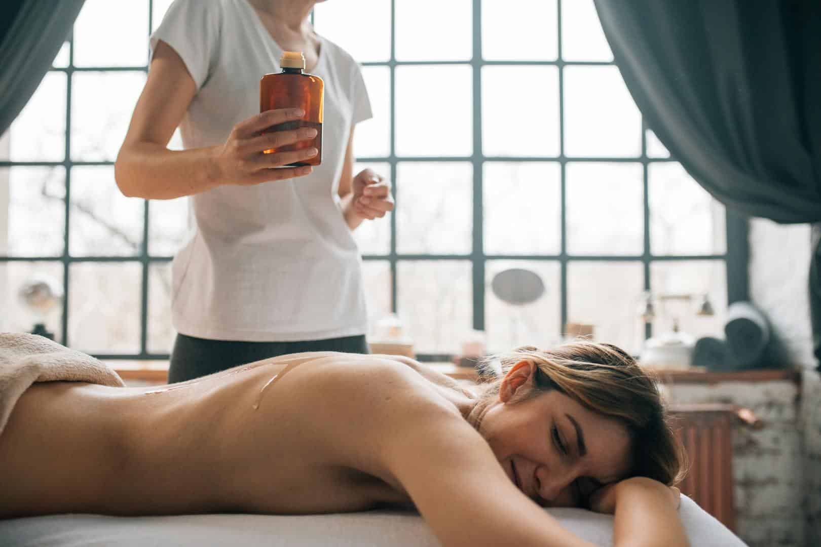 Un massage relaxant dans un spa ou un petit salon de message, ambiance cocooning, c'est l'assurance de plaire à vos clientes