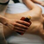 Les huiles de massage comestibles : un plaisir gourmand et sensuel