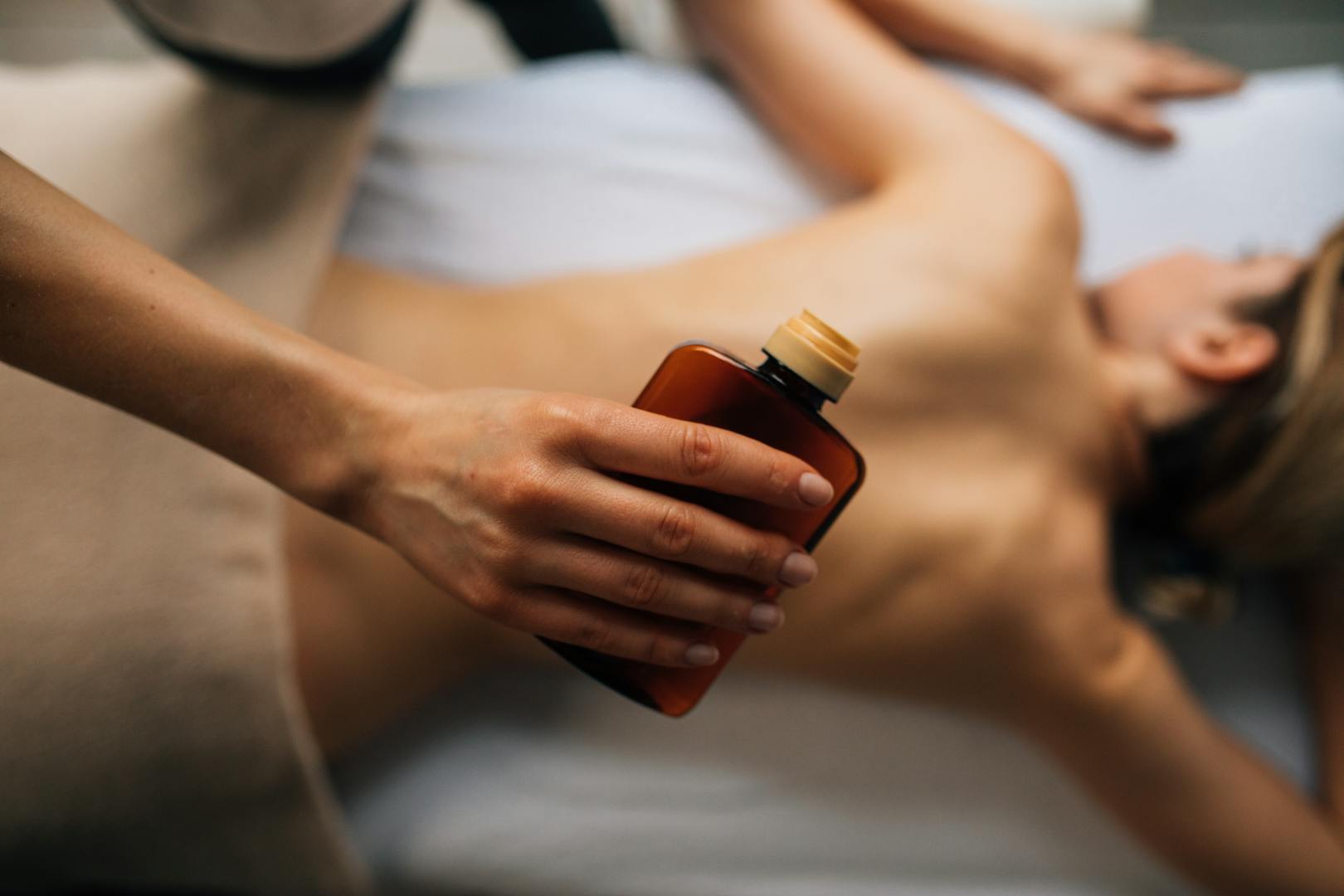 Choisir la bonne huile de massage est primordial pour faire passer un bon moment à vos clientes et vos clients.