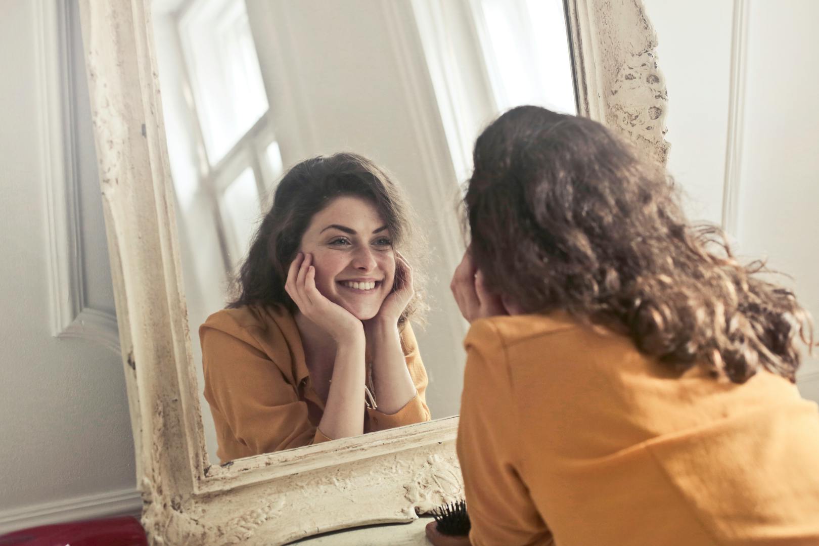 Souriez devant un miroir pour vous entraîner à travailler vos muscles faciaux