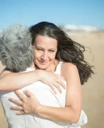 L'acide polyglutamique complète d'autres facteurs d'hydratation naturels produits par la peau