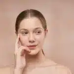 Huile sèche : est-ce vraiment une huile, et pourquoi ne laisse-t-elle pas de film gras ?
