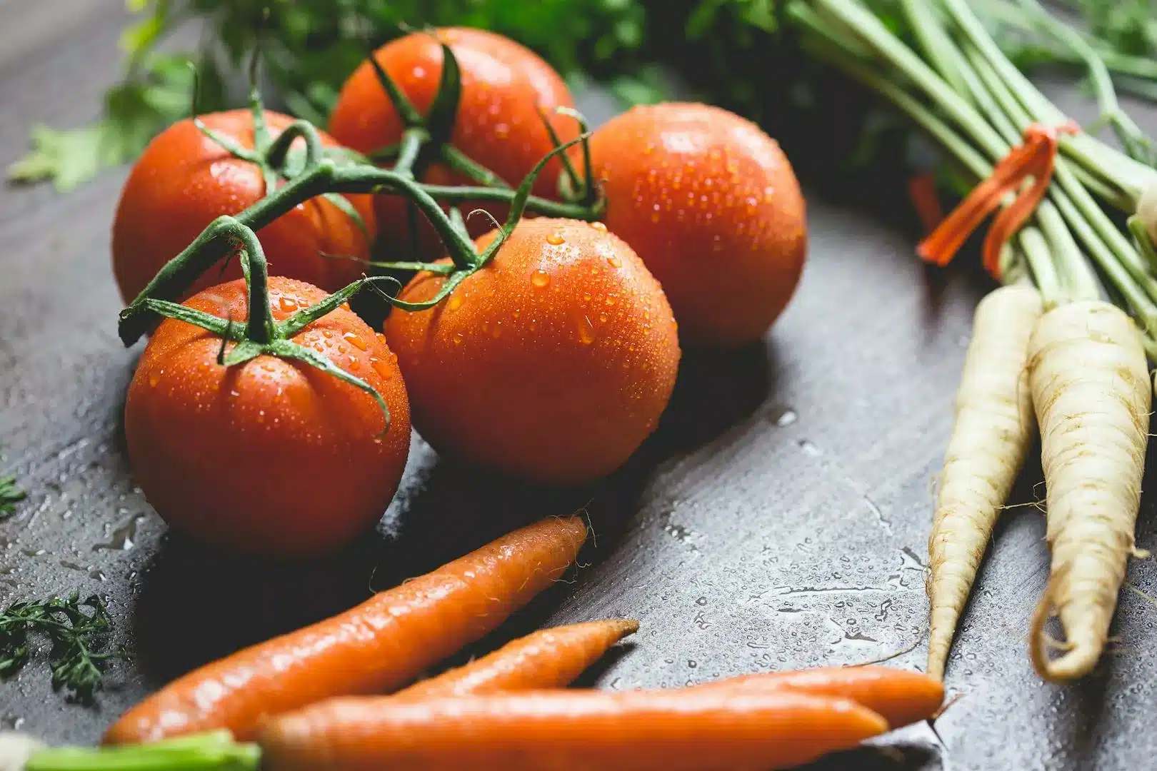 gros plan d'un ensemble de légumes frais, notamment des tomates et des carottes