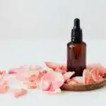 Quel démaquillant naturel utiliser pour une peau sensible ?