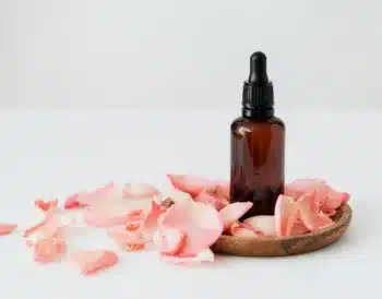 Eau florale et hydrolat : que faut-il utiliser sur sa peau ?