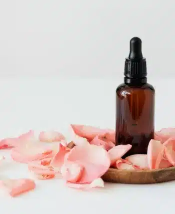 Eau florale et hydrolat : que faut-il utiliser sur sa peau ?