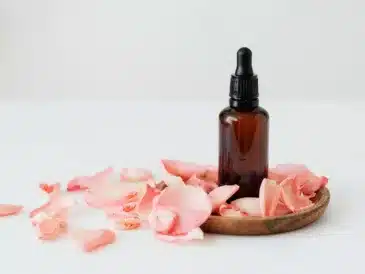 Eau florale et hydrolat : que faut-il utiliser sur sa peau ?