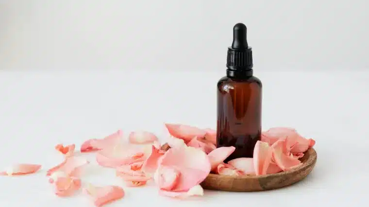 Eau florale et hydrolat : que faut-il utiliser sur sa peau ?
