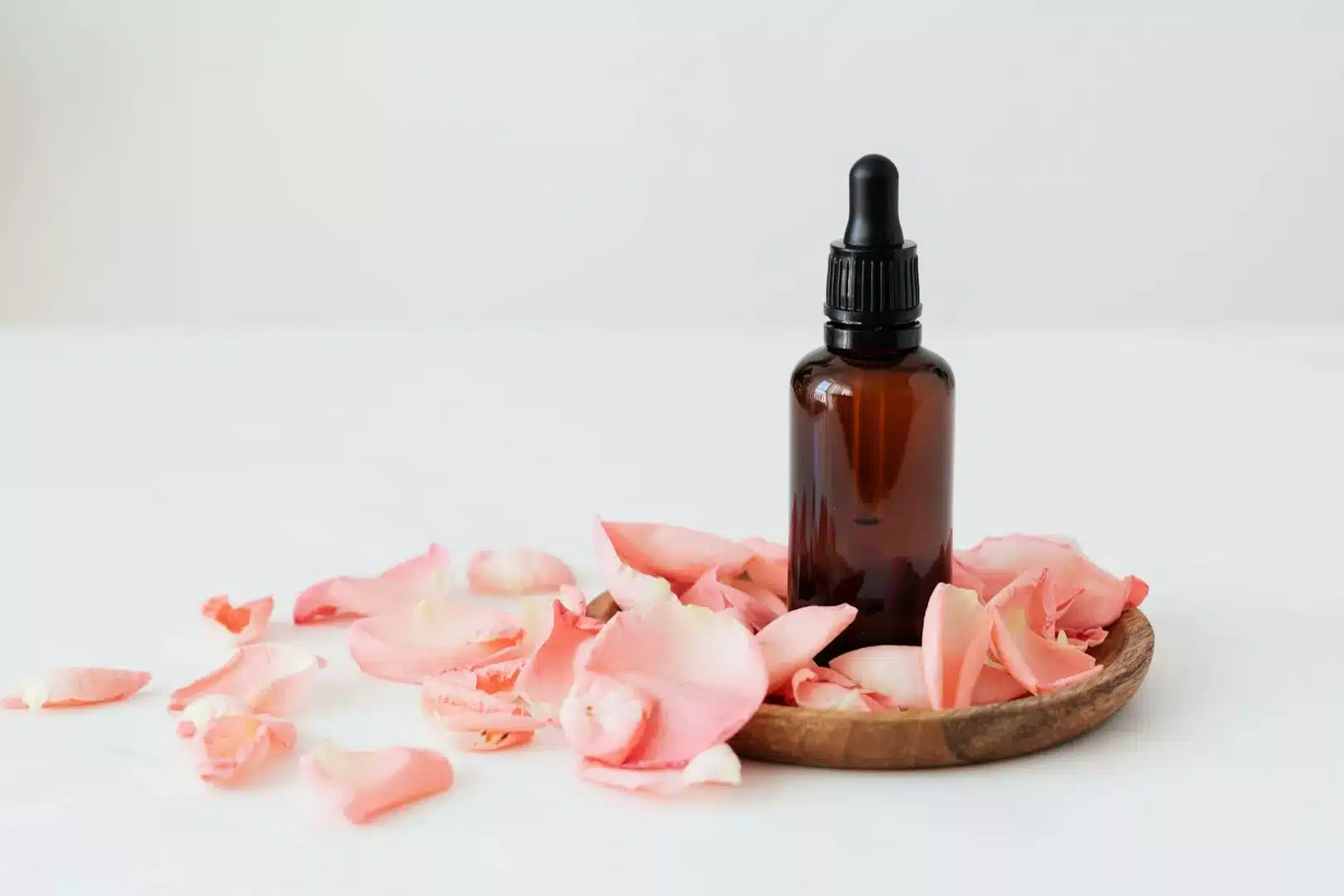 Eau florale et hydrolat : que faut-il utiliser sur sa peau ?